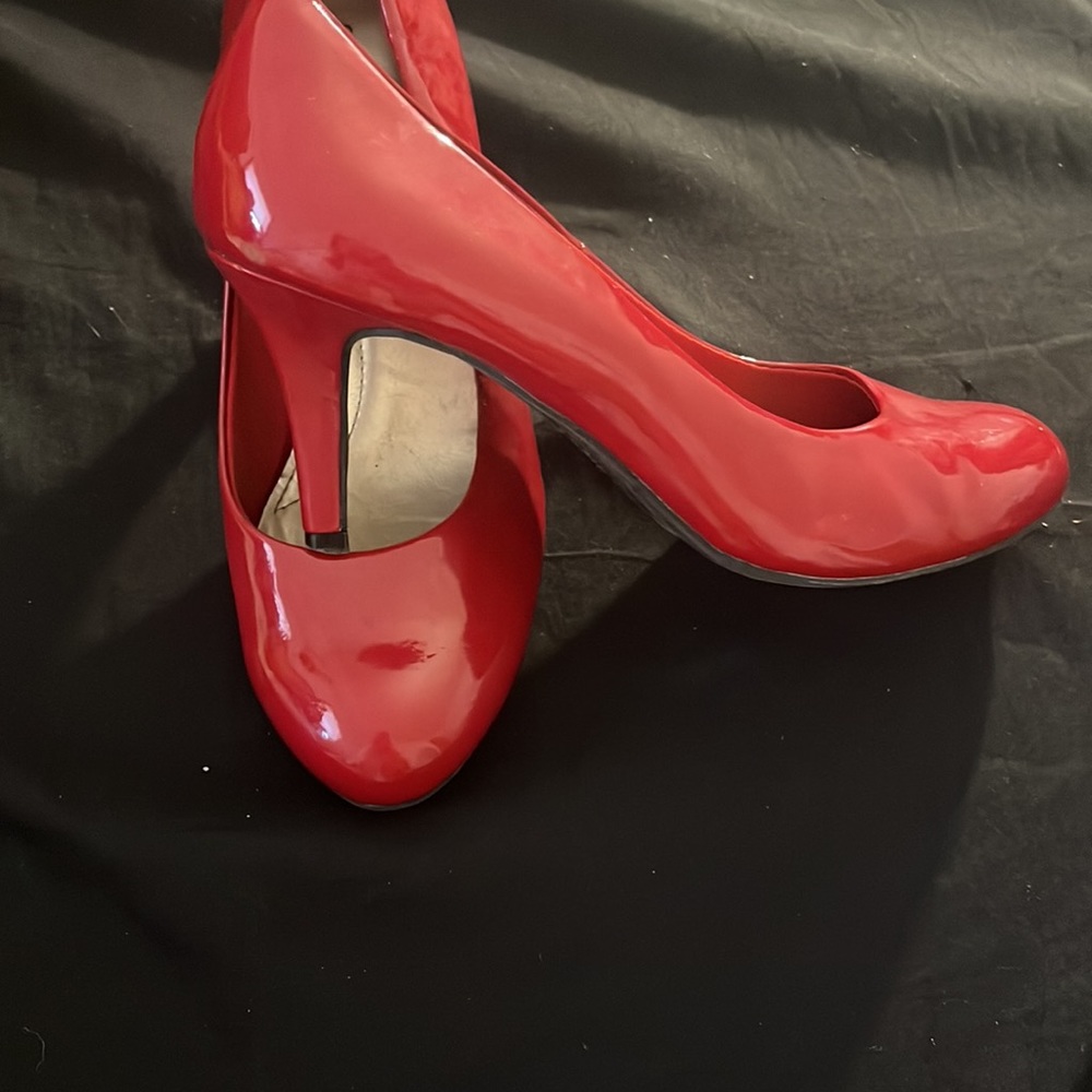 Red pumps - Picture 2 of 2